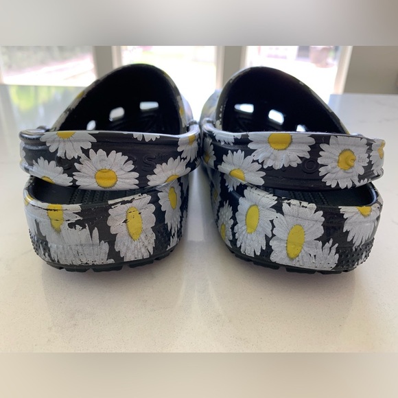 Daisy Floral Print Crocs / Size 6 - Picture 3 of 5